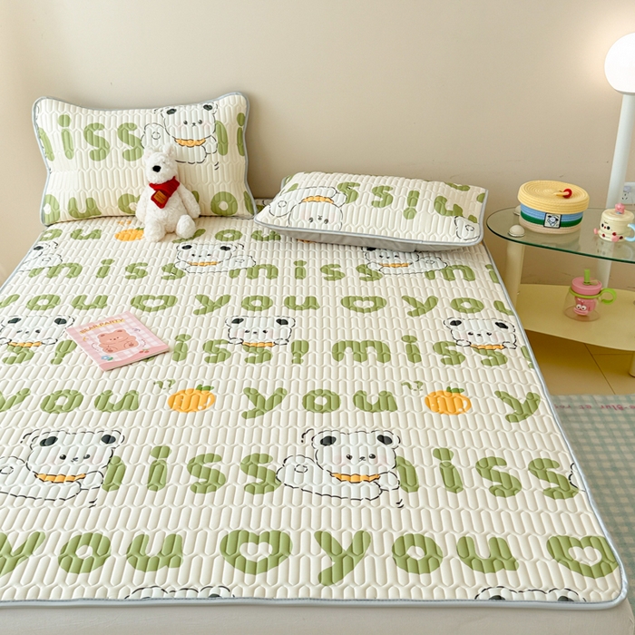 91家纺网 家纺一手货源 找家纺 柒月家居 2026新款凉感丝小清新乳胶凉席 字母小熊