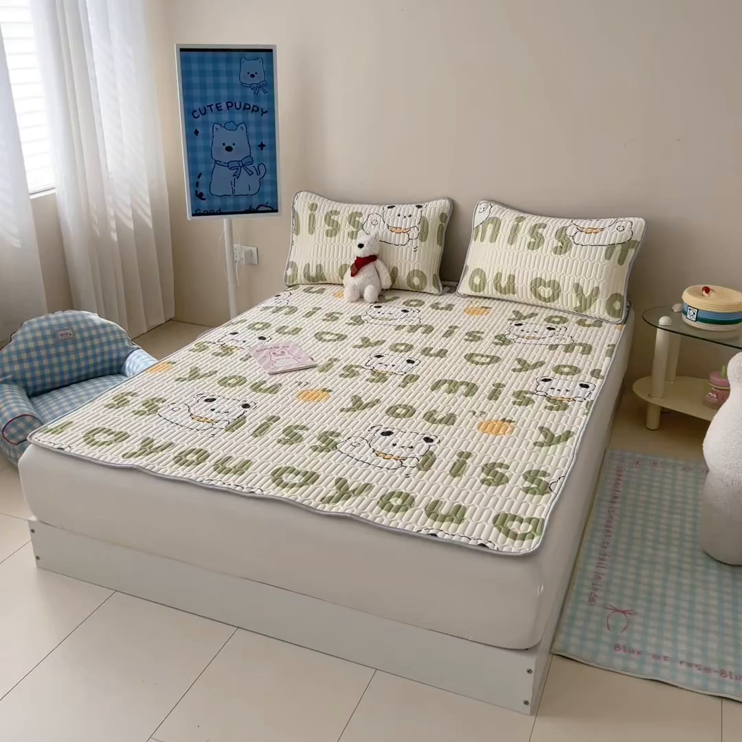 91家纺网 家纺一手货源 找家纺 柒月家居 2026新款凉感丝小清新乳胶凉席 字母小熊