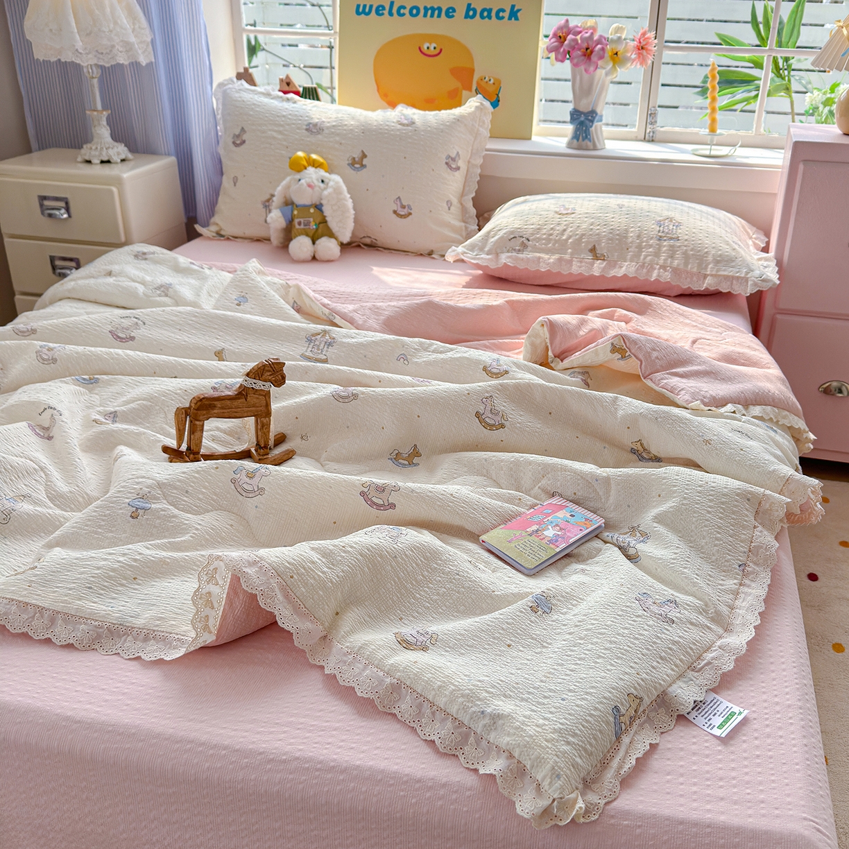 91家纺网 家纺一手货源 找家纺 弗苓家纺 2026新款高克重泡芙棉花边款夏被夏凉被空调被四件套小红书推荐-风格二 幸福加马