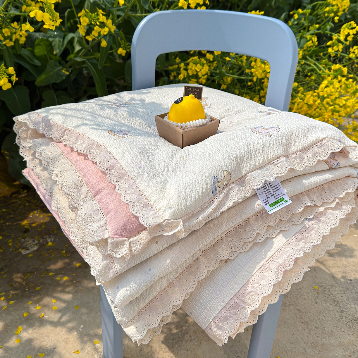 91家纺网 家纺一手货源 找家纺 弗苓家纺 2026新款高克重泡芙棉花边款夏被夏凉被空调被四件套小红书推荐-风格二 幸福加马