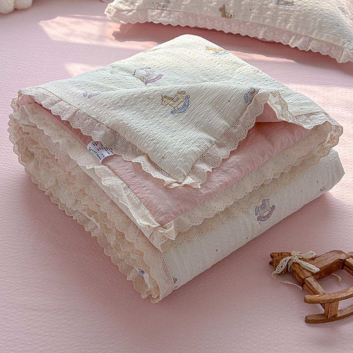 91家纺网 家纺一手货源 找家纺 弗苓家纺 2026新款高克重泡芙棉花边款夏被夏凉被空调被四件套小红书推荐-风格二 幸福加马