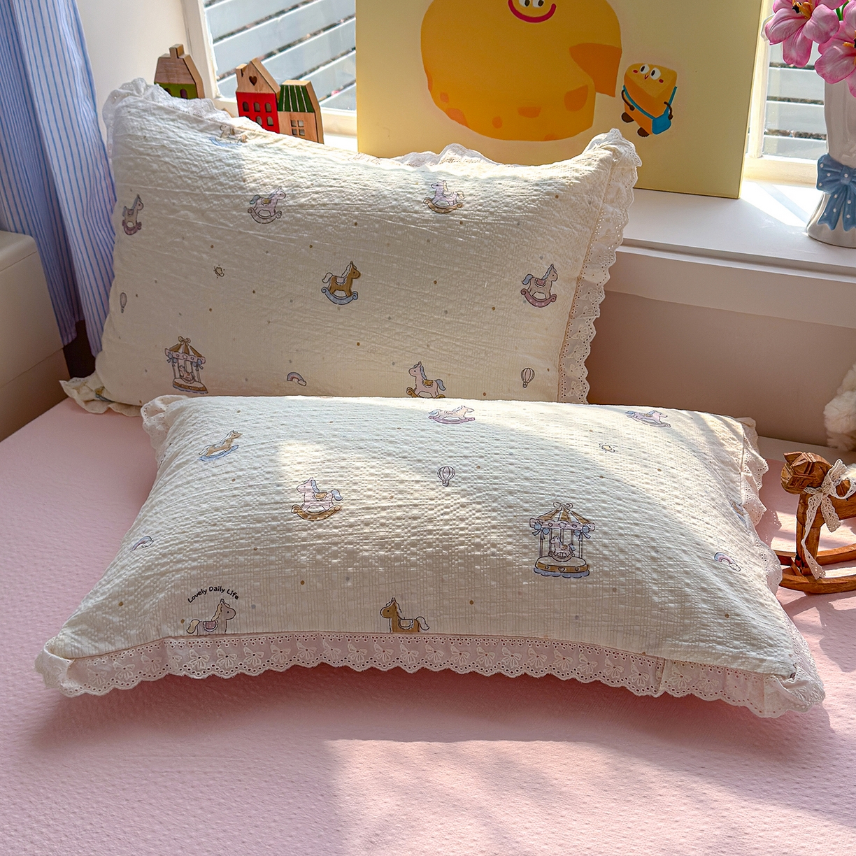 91家纺网 家纺一手货源 找家纺 弗苓家纺 2026新款高克重泡芙棉花边款夏被夏凉被空调被四件套小红书推荐-风格二 幸福加马