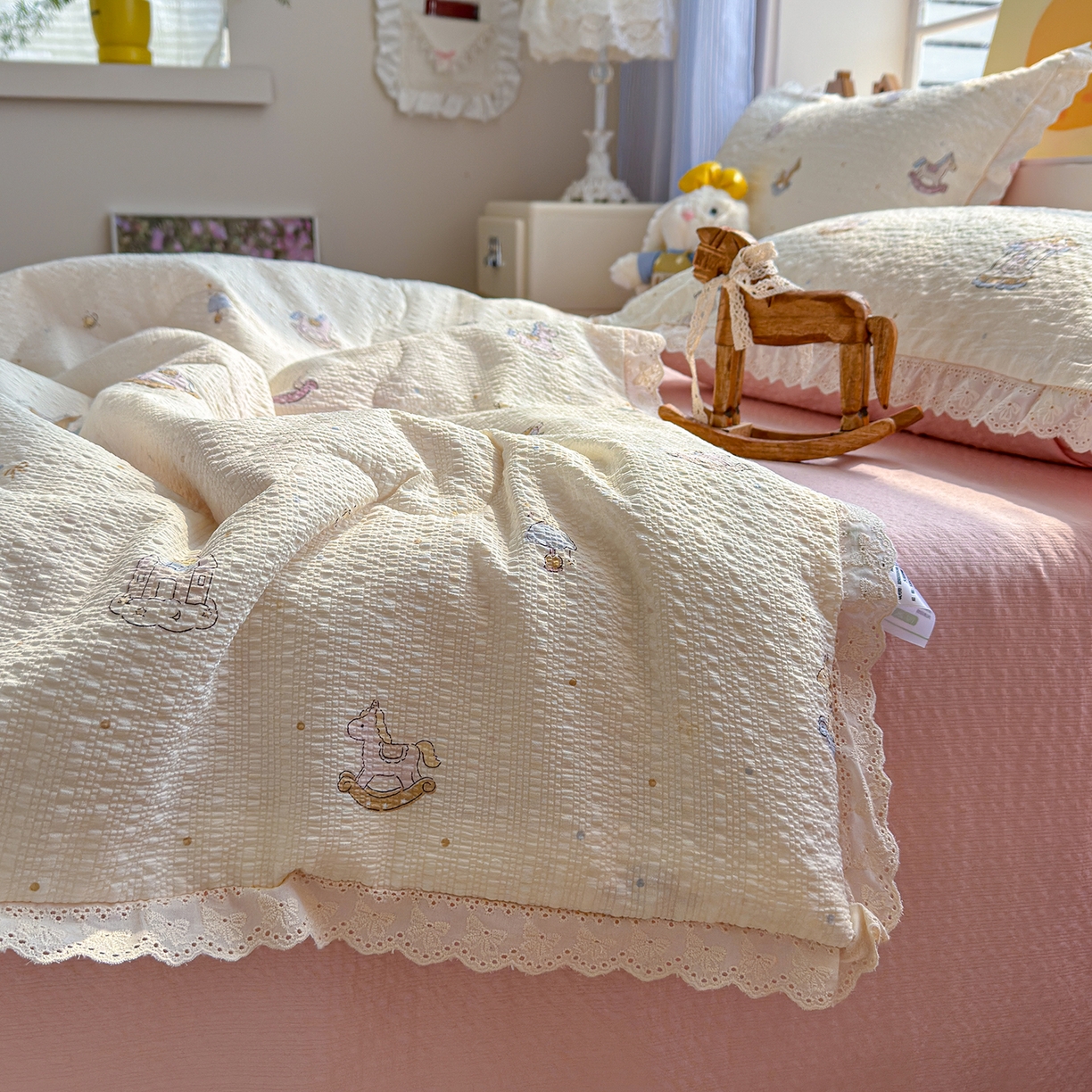 91家纺网 家纺一手货源 找家纺 弗苓家纺 2026新款高克重泡芙棉花边款夏被夏凉被空调被四件套小红书推荐-风格二 幸福加马