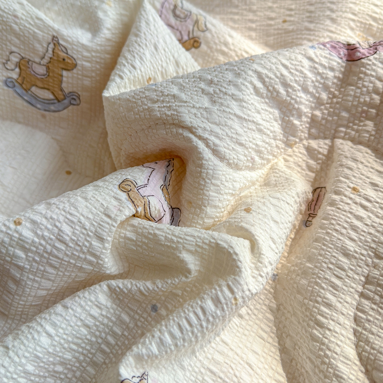 91家纺网 家纺一手货源 找家纺 弗苓家纺 2026新款高克重泡芙棉花边款夏被夏凉被空调被四件套小红书推荐-风格二 幸福加马