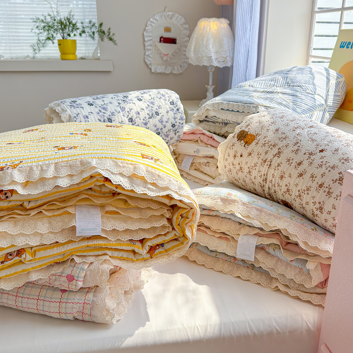 91家纺网 家纺一手货源 找家纺 弗苓家纺 2026新款高克重泡芙棉花边款夏被夏凉被空调被四件套小红书推荐-风格二 组合图（仅供展示不可下单）