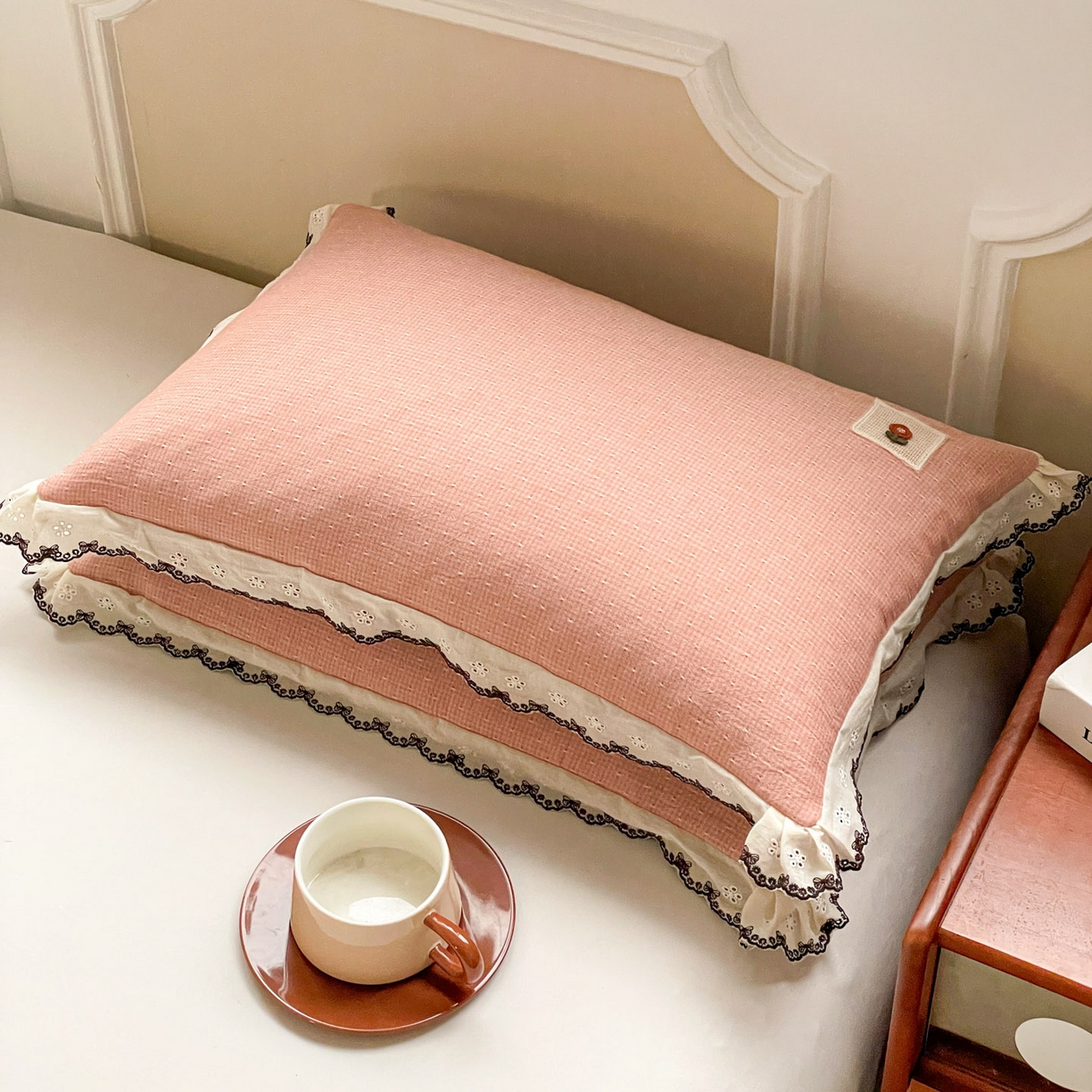 91家纺网 家纺一手货源 找家纺 梦叶草 2026新款全棉马卡龙蕾丝荞麦枕法式风枕枕头枕芯 马卡龙蕾丝荞麦枕-粉色