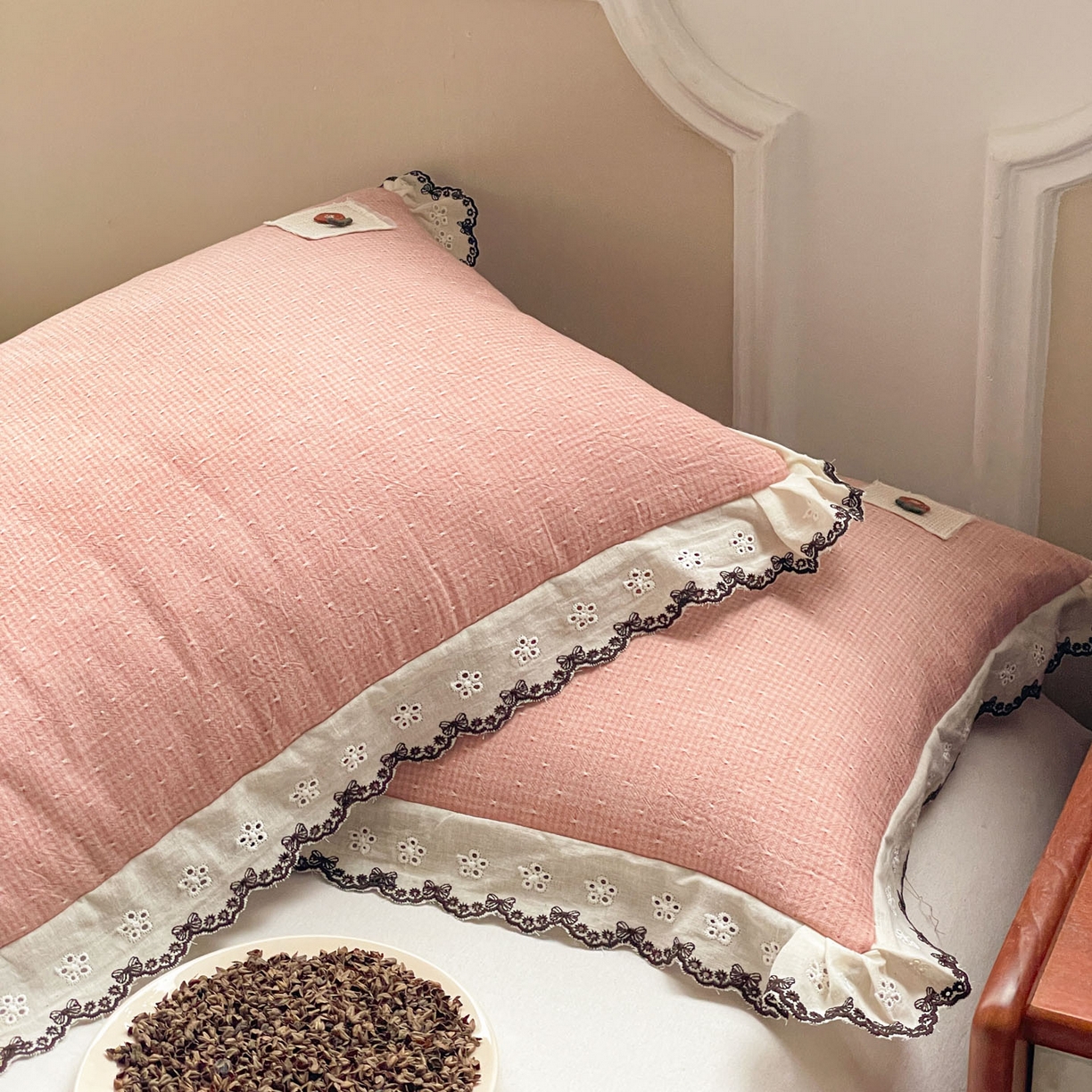 91家纺网 家纺一手货源 找家纺 梦叶草 2026新款全棉马卡龙蕾丝荞麦枕法式风枕枕头枕芯 马卡龙蕾丝荞麦枕-粉色