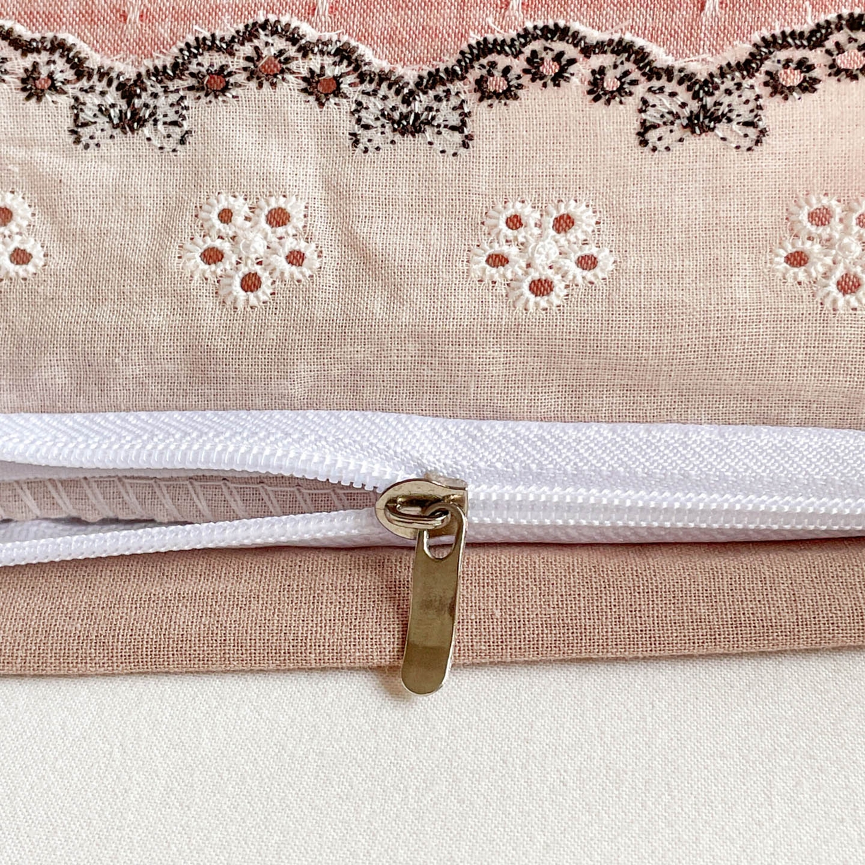 91家纺网 家纺一手货源 找家纺 梦叶草 2026新款全棉马卡龙蕾丝荞麦枕法式风枕枕头枕芯 马卡龙蕾丝荞麦枕-粉色