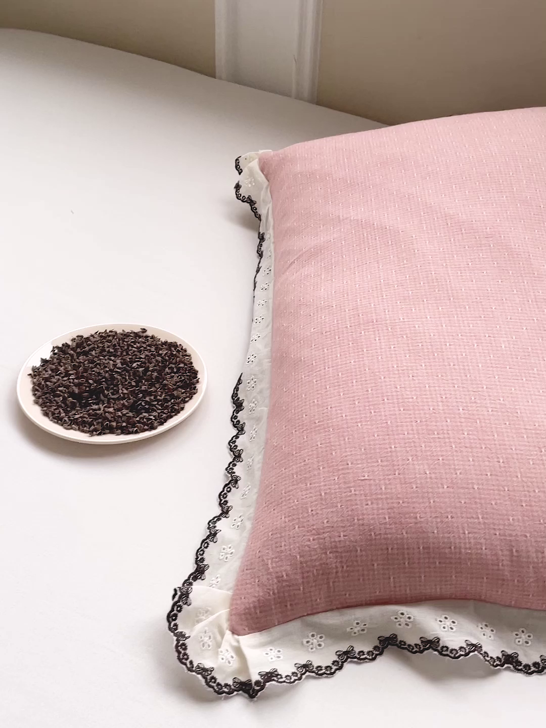 91家纺网 家纺一手货源 找家纺 梦叶草 2026新款全棉马卡龙蕾丝荞麦枕法式风枕枕头枕芯 马卡龙蕾丝荞麦枕-粉色