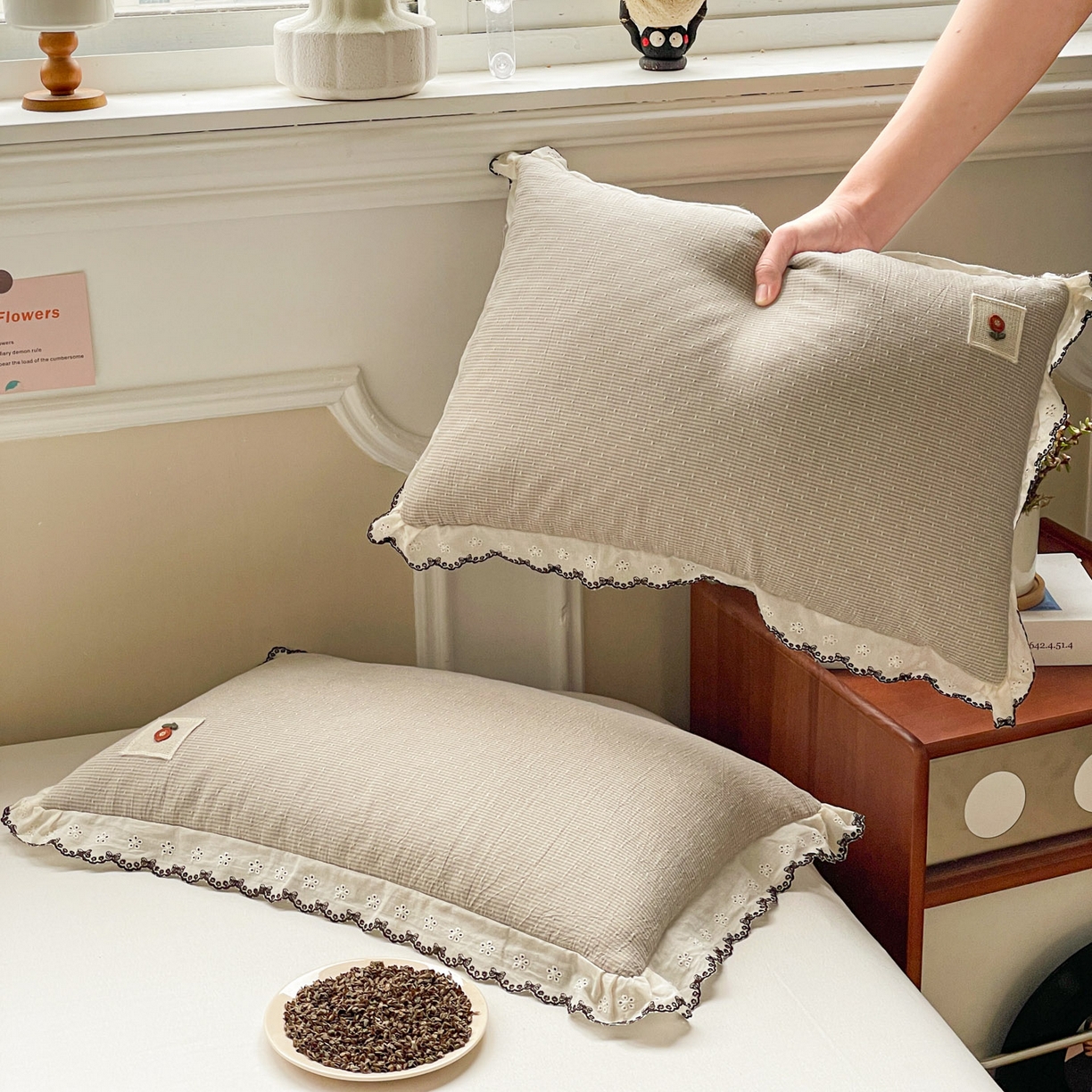 91家纺网 家纺一手货源 找家纺 梦叶草 2026新款全棉马卡龙蕾丝荞麦枕法式风枕枕头枕芯 马卡龙蕾丝荞麦枕-灰色