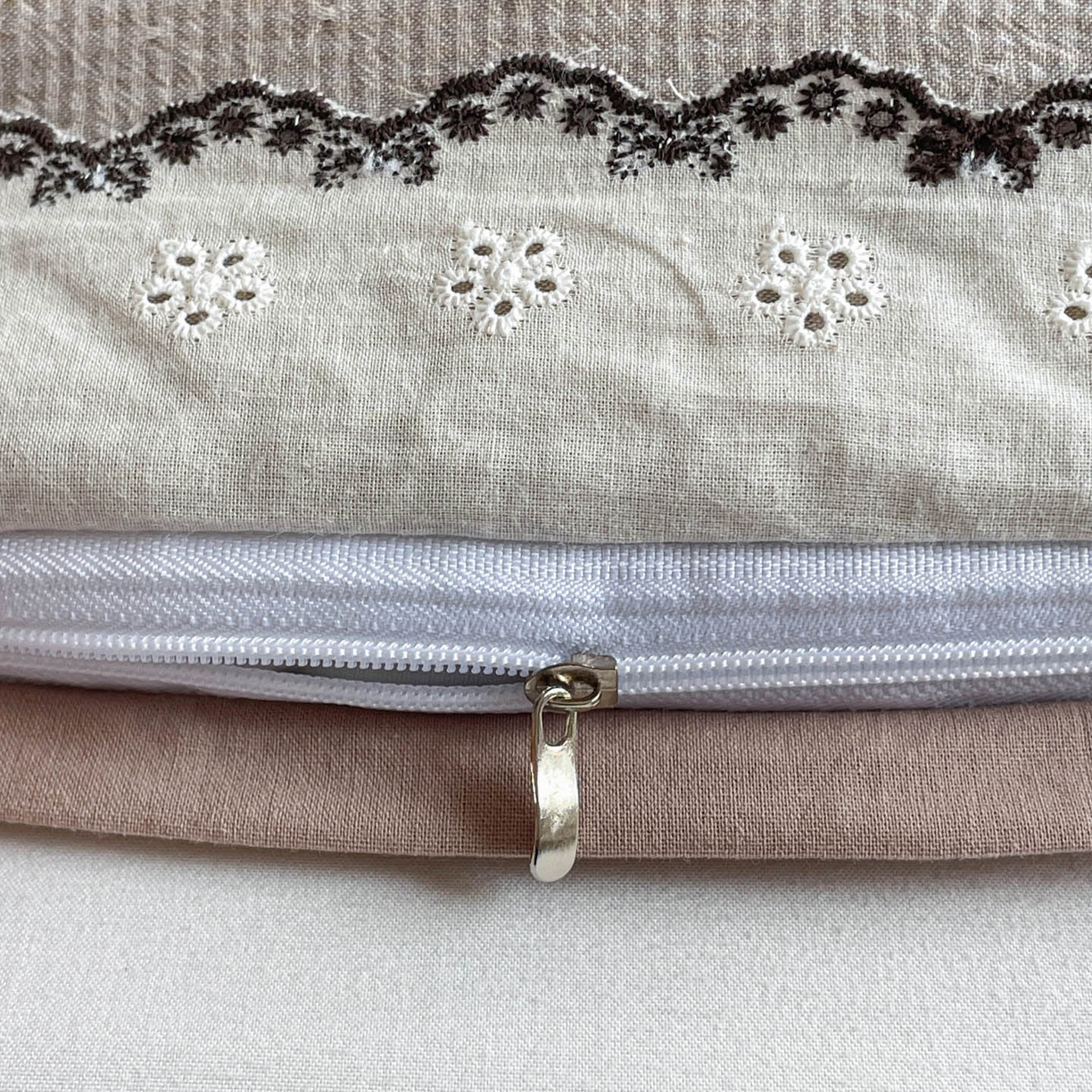 91家纺网 家纺一手货源 找家纺 梦叶草 2026新款全棉马卡龙蕾丝荞麦枕法式风枕枕头枕芯 马卡龙蕾丝荞麦枕-灰色