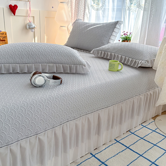 91家纺网 家纺一手货源 找家纺 冬然家纺 2026新款【快乐熊 云朵纹系列】冰豆豆凉席床裙款 云朵纹-灰