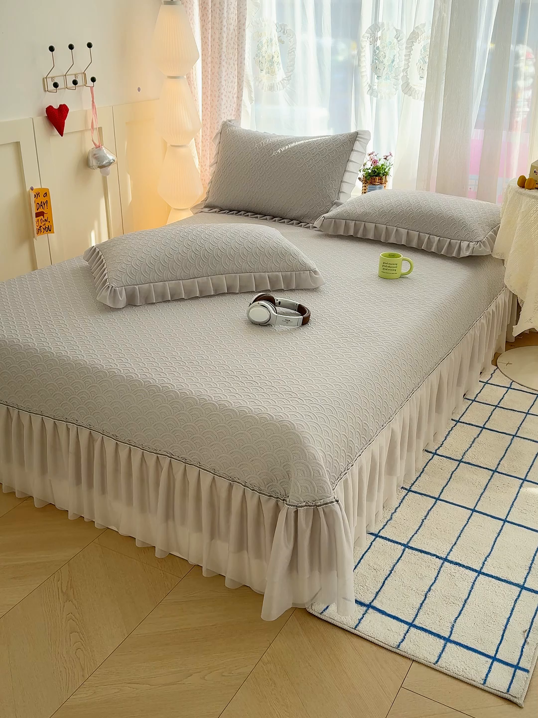 91家纺网 家纺一手货源 找家纺 冬然家纺 2026新款【快乐熊 云朵纹系列】冰豆豆凉席床裙款 云朵纹-灰