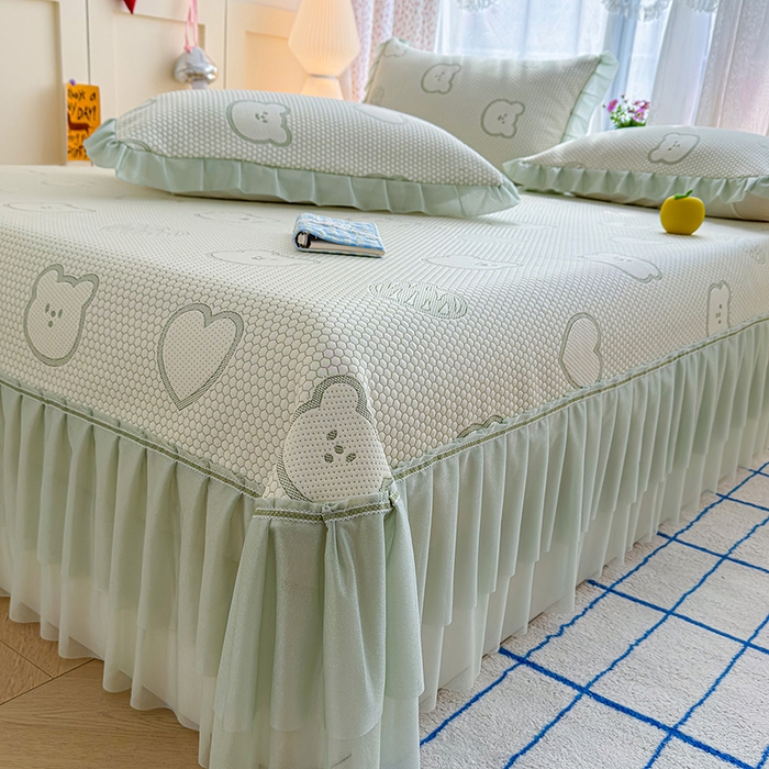 91家纺网 家纺一手货源 找家纺 冬然家纺 2026新款【快乐熊 云朵纹系列】冰豆豆凉席床裙款 快乐熊-绿