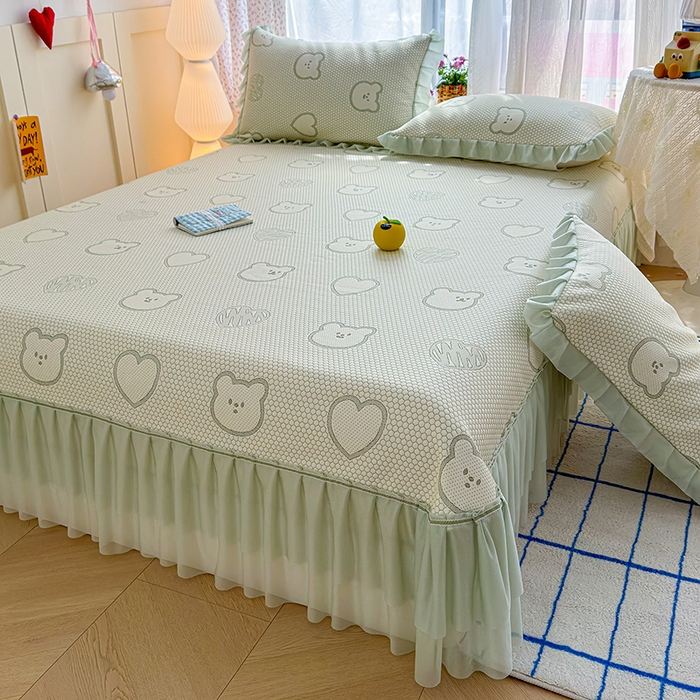 91家纺网 家纺一手货源 找家纺 冬然家纺 2026新款【快乐熊 云朵纹系列】冰豆豆凉席床裙款 快乐熊-绿