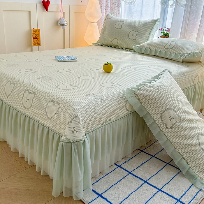 91家纺网 家纺一手货源 找家纺 冬然家纺 2026新款【快乐熊 云朵纹系列】冰豆豆凉席床裙款 快乐熊-绿