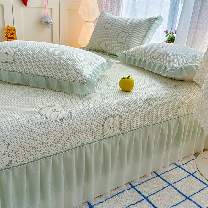 91家纺网 家纺一手货源 找家纺 冬然家纺 2026新款【快乐熊 云朵纹系列】冰豆豆凉席床裙款 快乐熊-绿