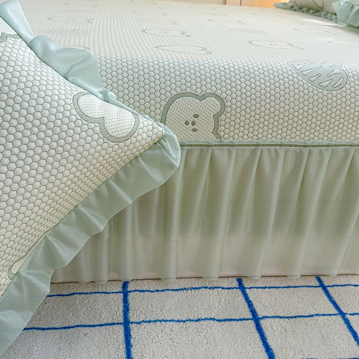 91家纺网 家纺一手货源 找家纺 冬然家纺 2026新款【快乐熊 云朵纹系列】冰豆豆凉席床裙款 快乐熊-绿