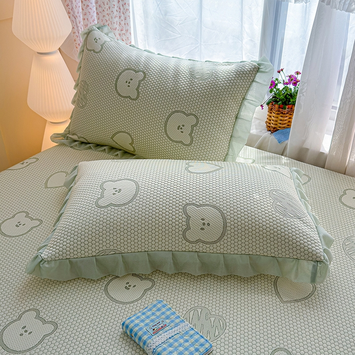 91家纺网 家纺一手货源 找家纺 冬然家纺 2026新款【快乐熊 云朵纹系列】冰豆豆凉席床裙款 快乐熊-绿