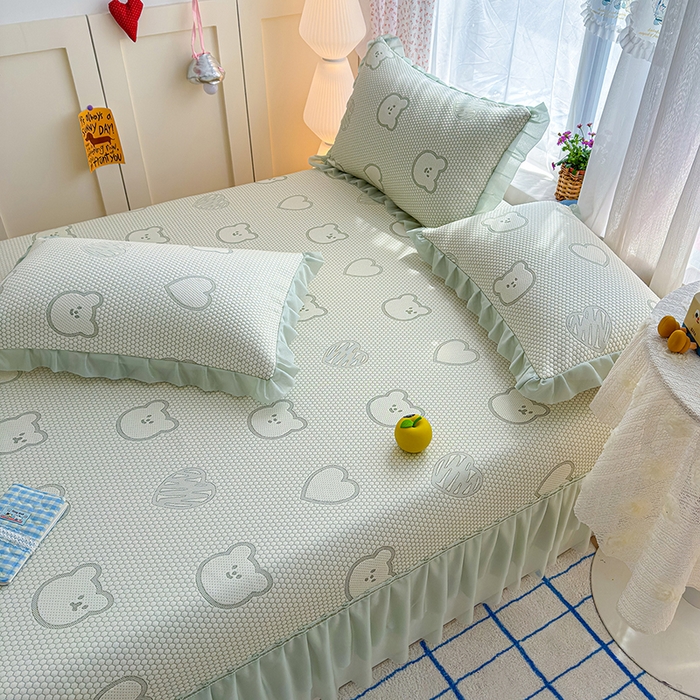 91家纺网 家纺一手货源 找家纺 冬然家纺 2026新款【快乐熊 云朵纹系列】冰豆豆凉席床裙款 快乐熊-绿