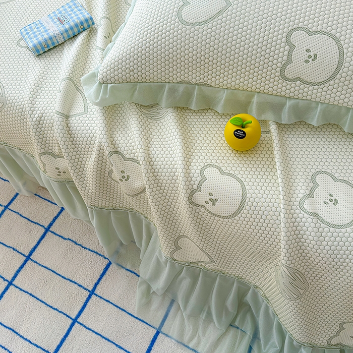 91家纺网 家纺一手货源 找家纺 冬然家纺 2026新款【快乐熊 云朵纹系列】冰豆豆凉席床裙款 快乐熊-绿