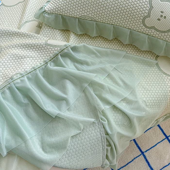 91家纺网 家纺一手货源 找家纺 冬然家纺 2026新款【快乐熊 云朵纹系列】冰豆豆凉席床裙款 快乐熊-绿