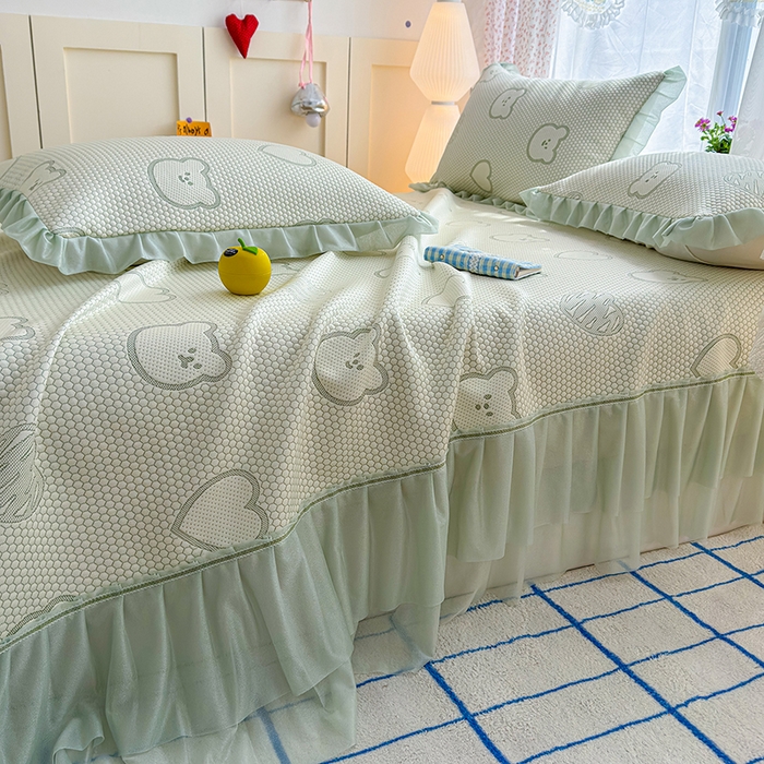 91家纺网 家纺一手货源 找家纺 冬然家纺 2026新款【快乐熊 云朵纹系列】冰豆豆凉席床裙款 快乐熊-绿