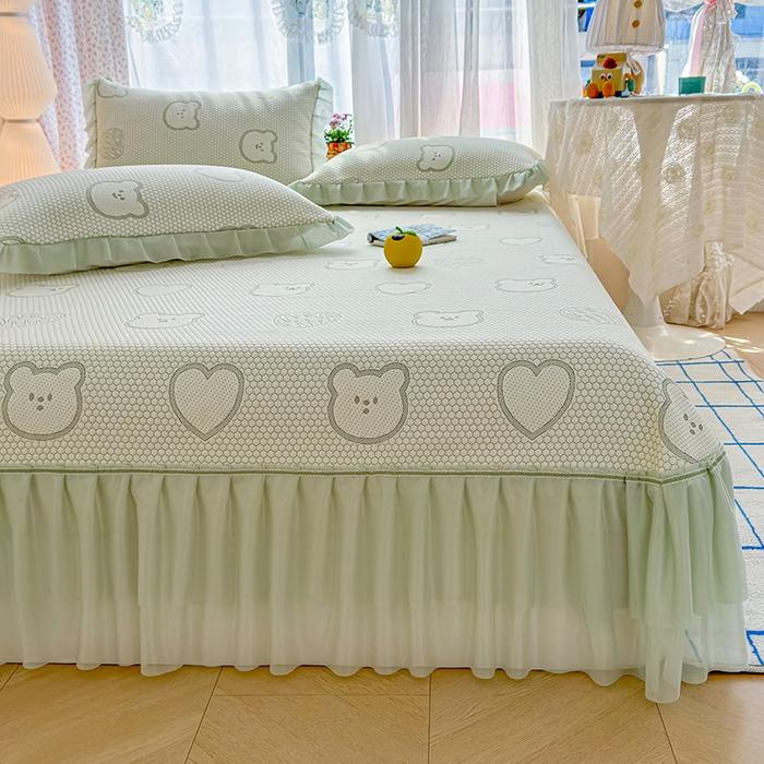 91家纺网 家纺一手货源 找家纺 冬然家纺 2026新款【快乐熊 云朵纹系列】冰豆豆凉席床裙款 快乐熊-绿