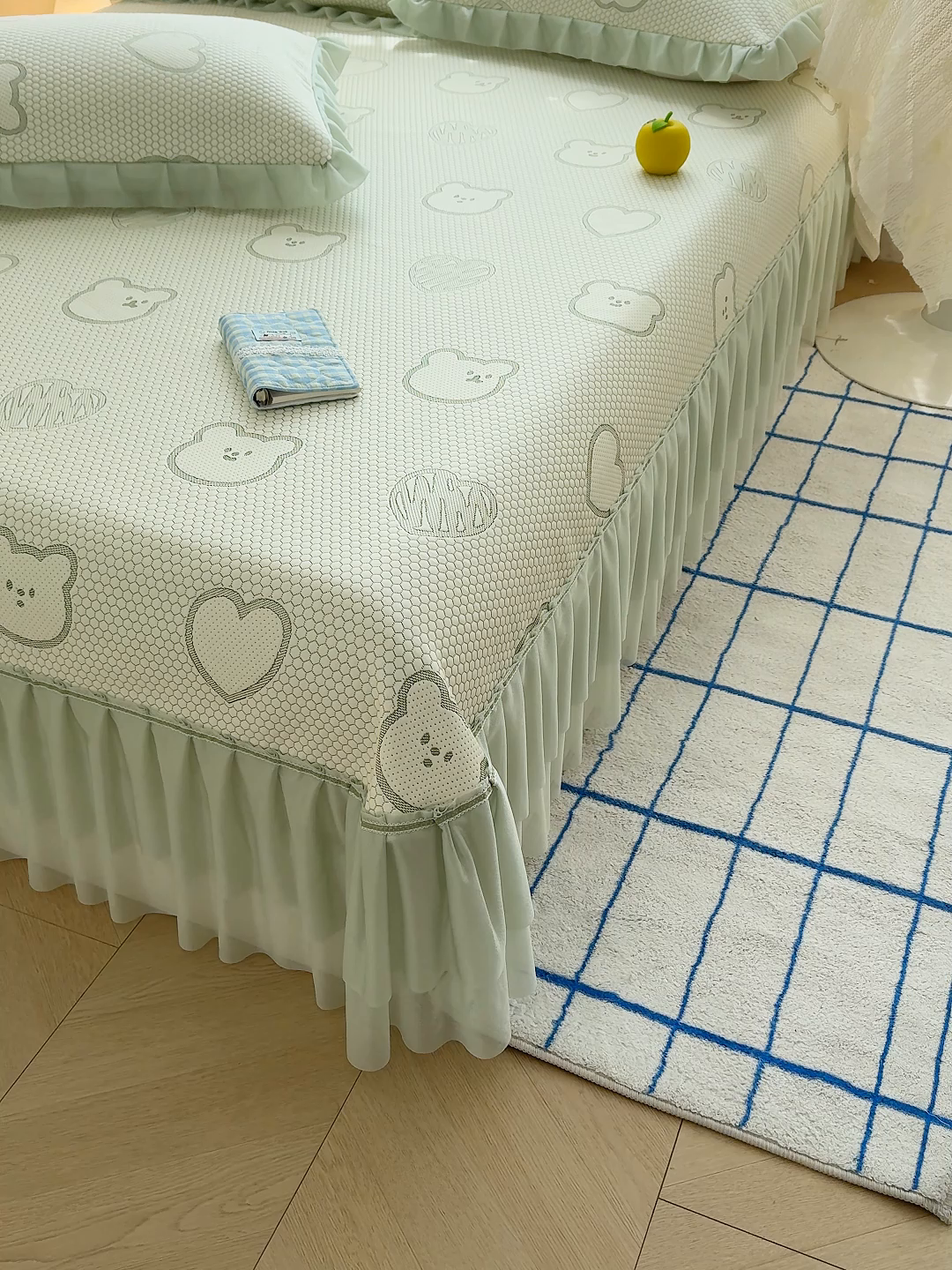 91家纺网 家纺一手货源 找家纺 冬然家纺 2026新款【快乐熊 云朵纹系列】冰豆豆凉席床裙款 快乐熊-绿