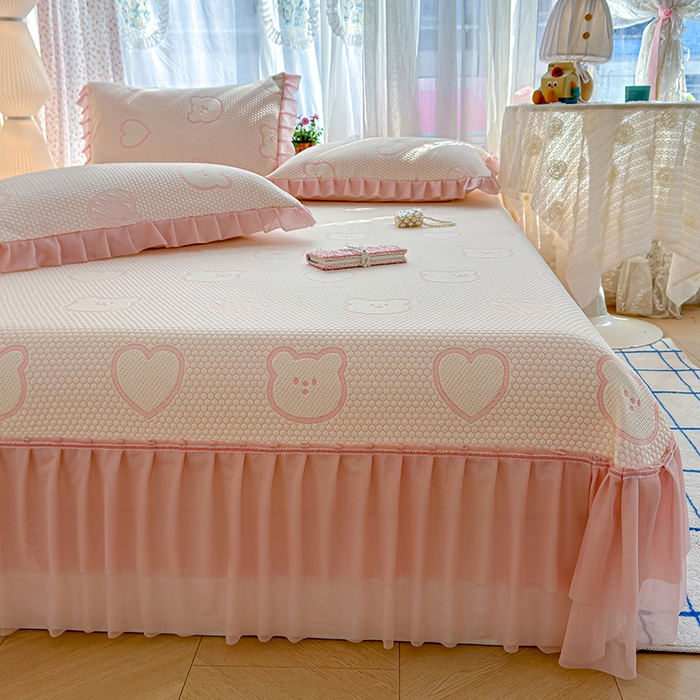 91家纺网 家纺一手货源 找家纺 冬然家纺 2026新款【快乐熊 云朵纹系列】冰豆豆凉席床裙款 快乐熊-粉