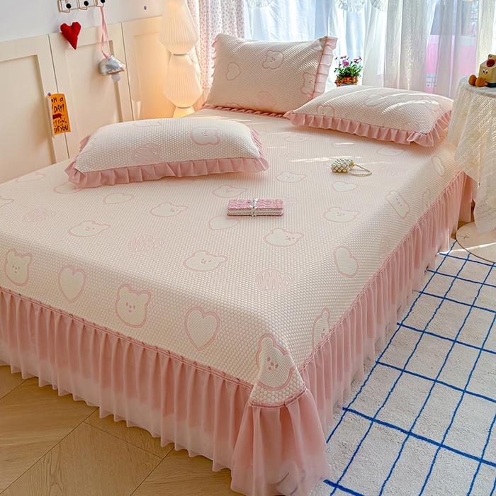 91家纺网 家纺一手货源 找家纺 冬然家纺 2026新款【快乐熊 云朵纹系列】冰豆豆凉席床裙款 快乐熊-粉