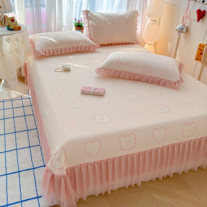 91家纺网 家纺一手货源 找家纺 冬然家纺 2026新款【快乐熊 云朵纹系列】冰豆豆凉席床裙款 快乐熊-粉