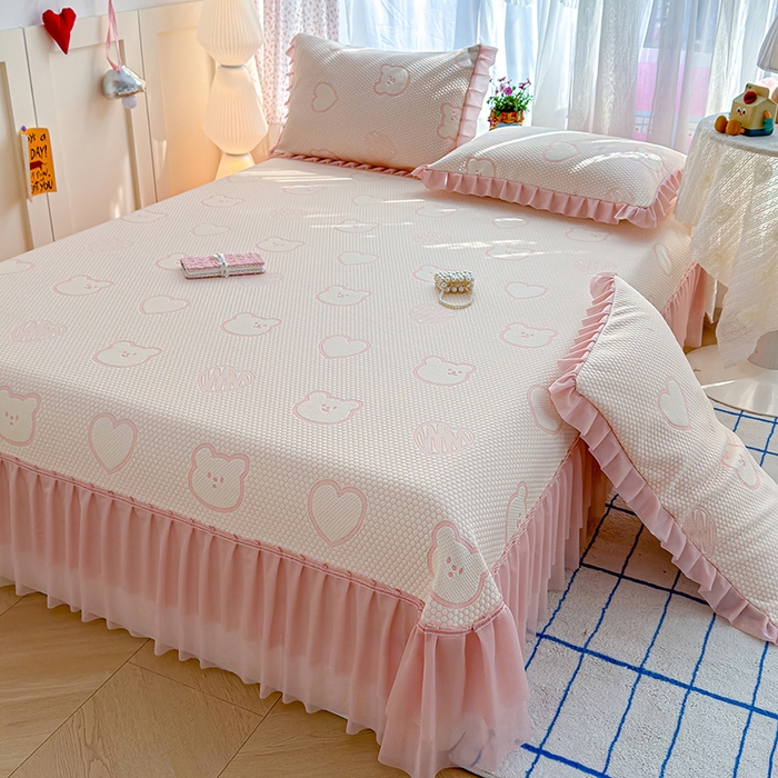 91家纺网 家纺一手货源 找家纺 冬然家纺 2026新款【快乐熊 云朵纹系列】冰豆豆凉席床裙款 快乐熊-粉