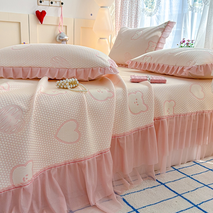 91家纺网 家纺一手货源 找家纺 冬然家纺 2026新款【快乐熊 云朵纹系列】冰豆豆凉席床裙款 快乐熊-粉