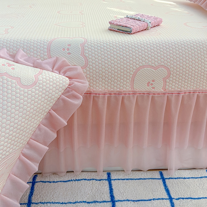 91家纺网 家纺一手货源 找家纺 冬然家纺 2026新款【快乐熊 云朵纹系列】冰豆豆凉席床裙款 快乐熊-粉