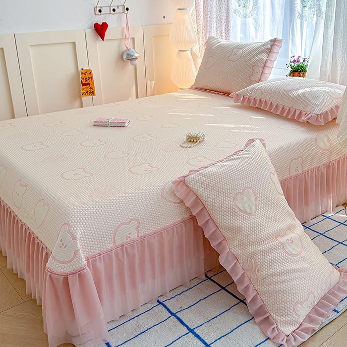 91家纺网 家纺一手货源 找家纺 冬然家纺 2026新款【快乐熊 云朵纹系列】冰豆豆凉席床裙款 快乐熊-粉