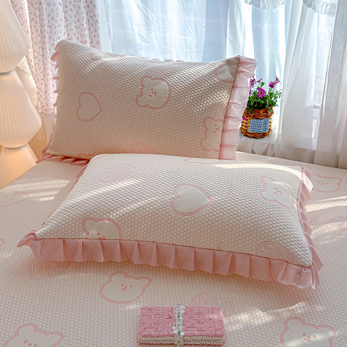 91家纺网 家纺一手货源 找家纺 冬然家纺 2026新款【快乐熊 云朵纹系列】冰豆豆凉席床裙款 快乐熊-粉