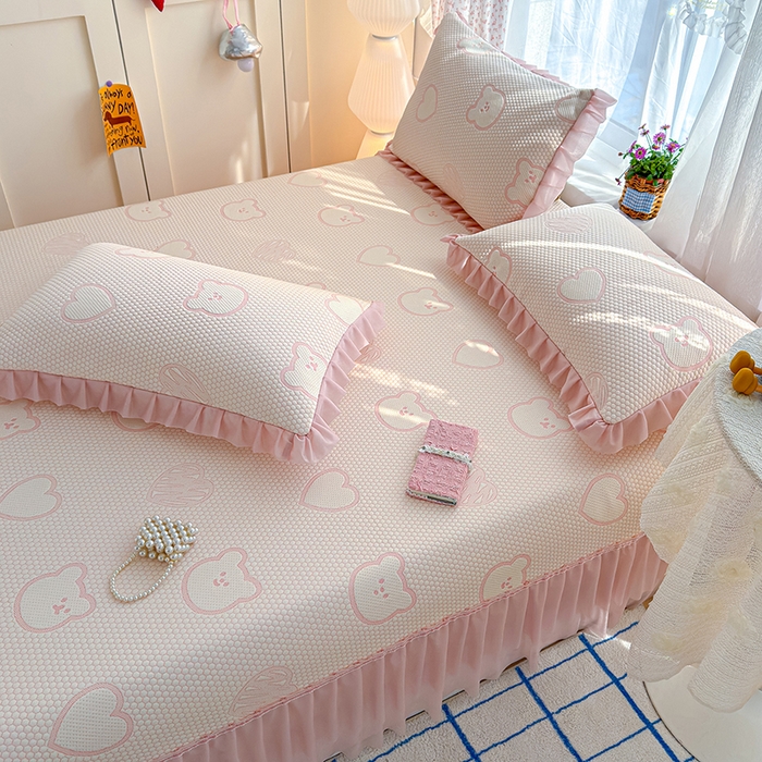 91家纺网 家纺一手货源 找家纺 冬然家纺 2026新款【快乐熊 云朵纹系列】冰豆豆凉席床裙款 快乐熊-粉