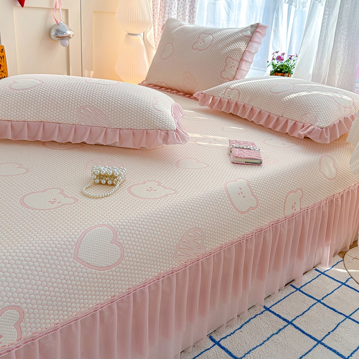 91家纺网 家纺一手货源 找家纺 冬然家纺 2026新款【快乐熊 云朵纹系列】冰豆豆凉席床裙款 快乐熊-粉