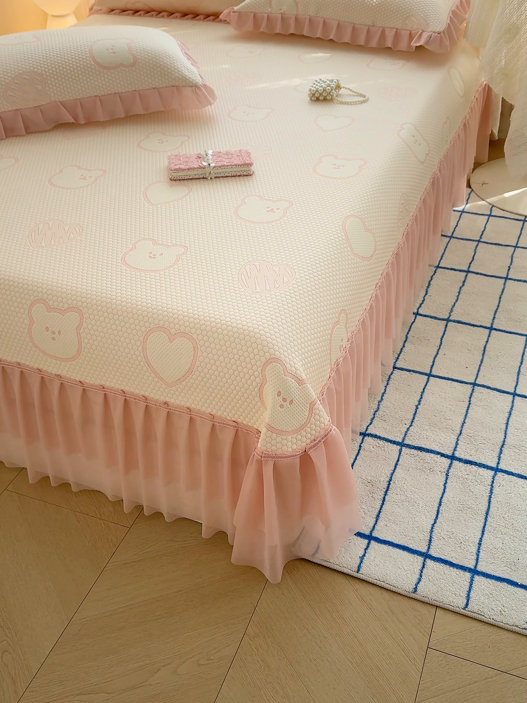 91家纺网 家纺一手货源 找家纺 冬然家纺 2026新款【快乐熊 云朵纹系列】冰豆豆凉席床裙款 快乐熊-粉