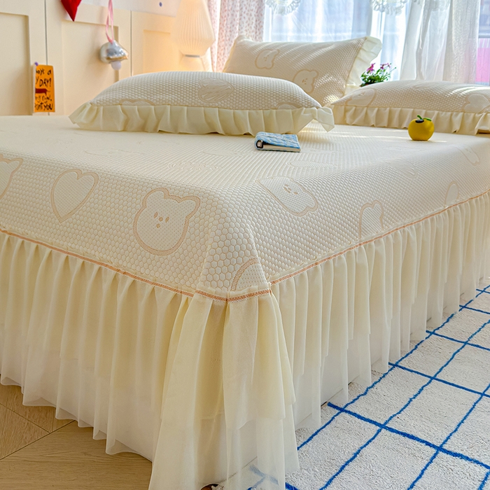 91家纺网 家纺一手货源 找家纺 冬然家纺 2026新款【快乐熊 云朵纹系列】冰豆豆凉席床裙款 快乐熊-白