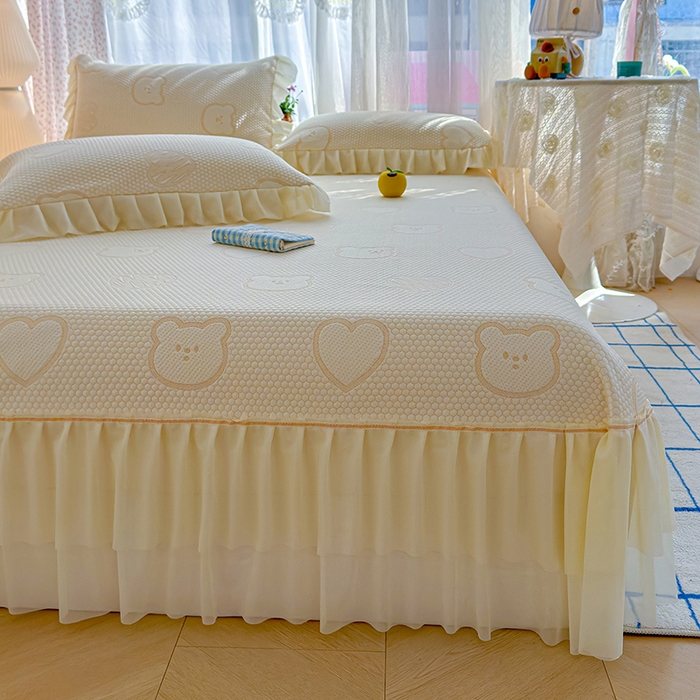 91家纺网 家纺一手货源 找家纺 冬然家纺 2026新款【快乐熊 云朵纹系列】冰豆豆凉席床裙款 快乐熊-白