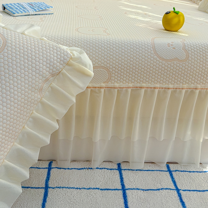 91家纺网 家纺一手货源 找家纺 冬然家纺 2026新款【快乐熊 云朵纹系列】冰豆豆凉席床裙款 快乐熊-白