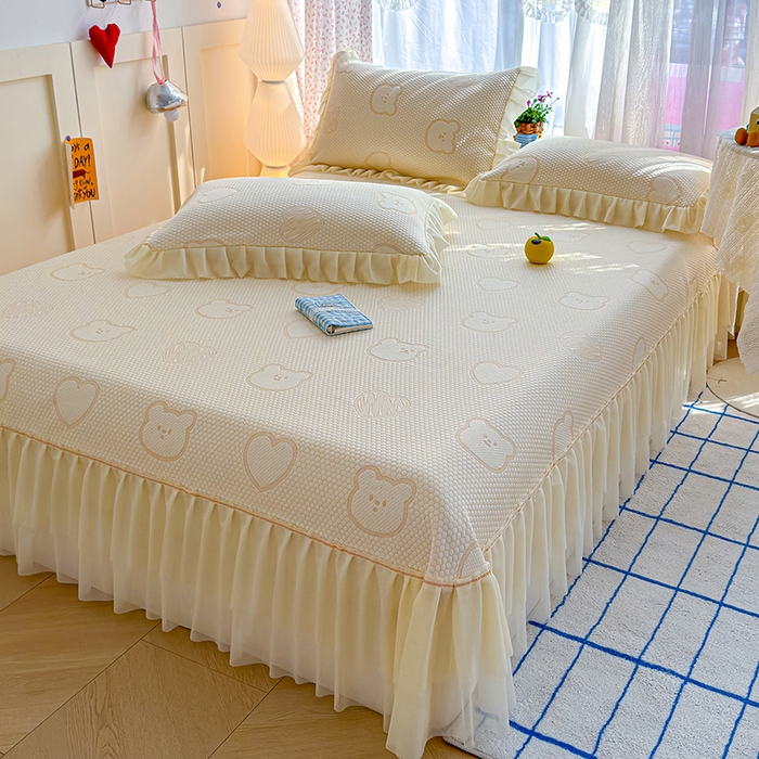 91家纺网 家纺一手货源 找家纺 冬然家纺 2026新款【快乐熊 云朵纹系列】冰豆豆凉席床裙款 快乐熊-白