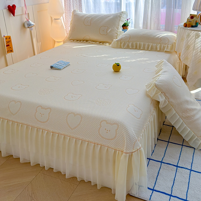 91家纺网 家纺一手货源 找家纺 冬然家纺 2026新款【快乐熊 云朵纹系列】冰豆豆凉席床裙款 快乐熊-白
