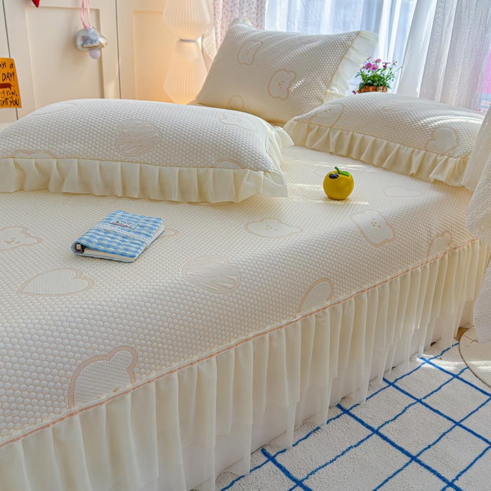 91家纺网 家纺一手货源 找家纺 冬然家纺 2026新款【快乐熊 云朵纹系列】冰豆豆凉席床裙款 快乐熊-白