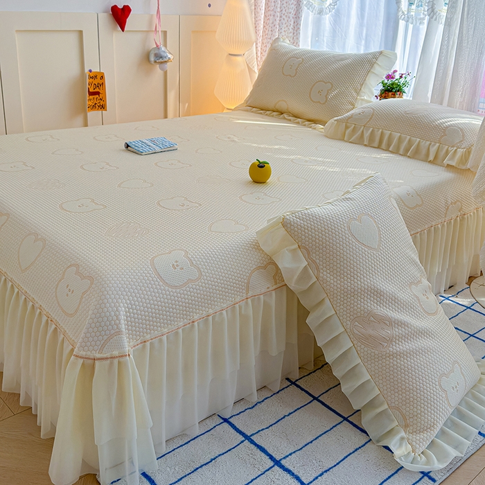 91家纺网 家纺一手货源 找家纺 冬然家纺 2026新款【快乐熊 云朵纹系列】冰豆豆凉席床裙款 快乐熊-白