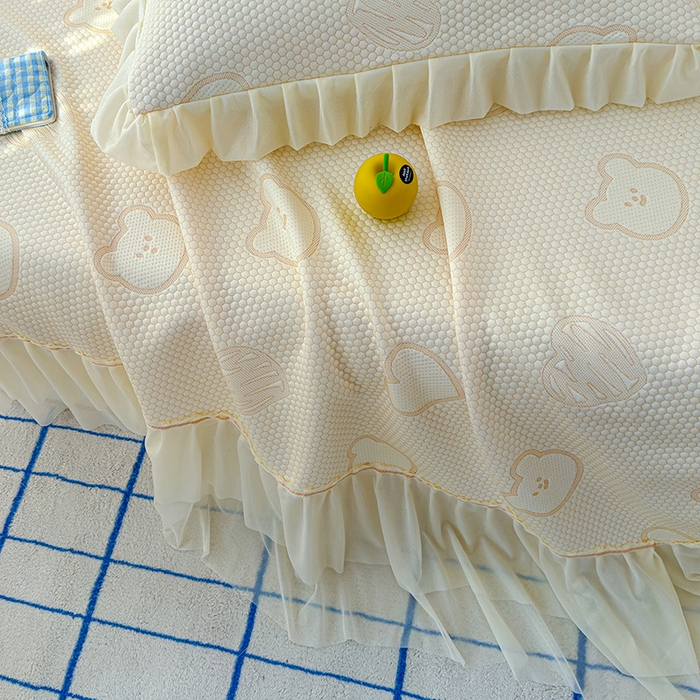 91家纺网 家纺一手货源 找家纺 冬然家纺 2026新款【快乐熊 云朵纹系列】冰豆豆凉席床裙款 快乐熊-白