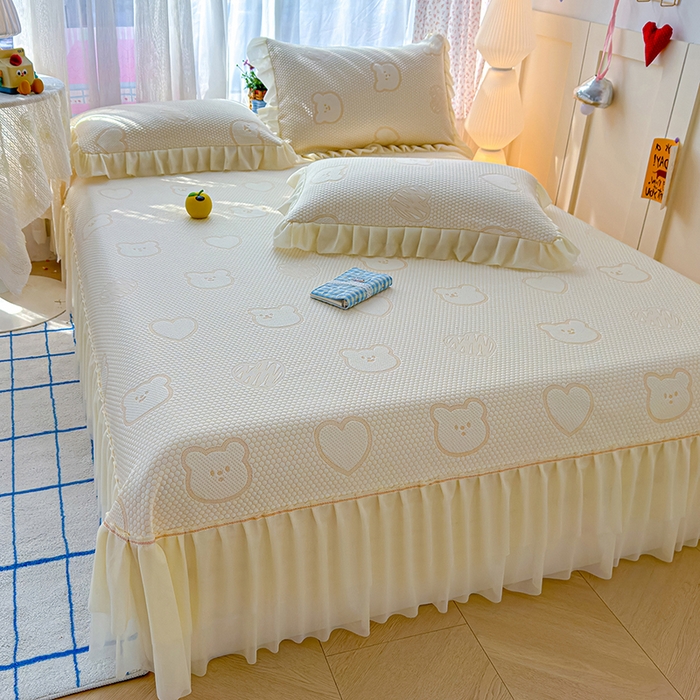 91家纺网 家纺一手货源 找家纺 冬然家纺 2026新款【快乐熊 云朵纹系列】冰豆豆凉席床裙款 快乐熊-白