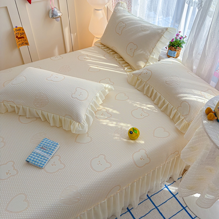 91家纺网 家纺一手货源 找家纺 冬然家纺 2026新款【快乐熊 云朵纹系列】冰豆豆凉席床裙款 快乐熊-白